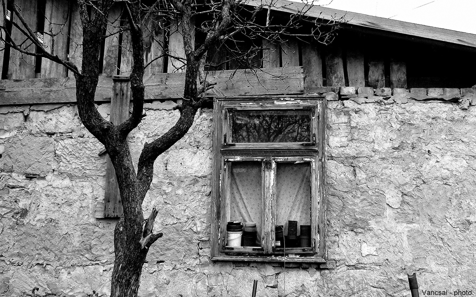 Romos ház - feket fehér fotó
