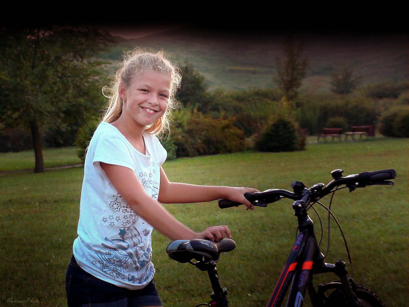 Kislány biciklivel.