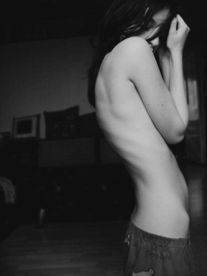 anorexia-anorexic-beautiful-girl-ribs-stomach-Favim.com-48686