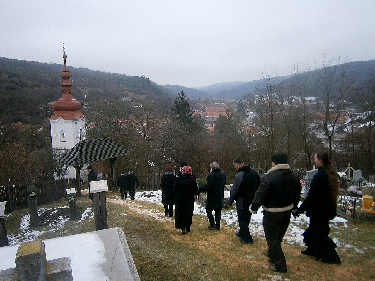 Temetőből a faluba