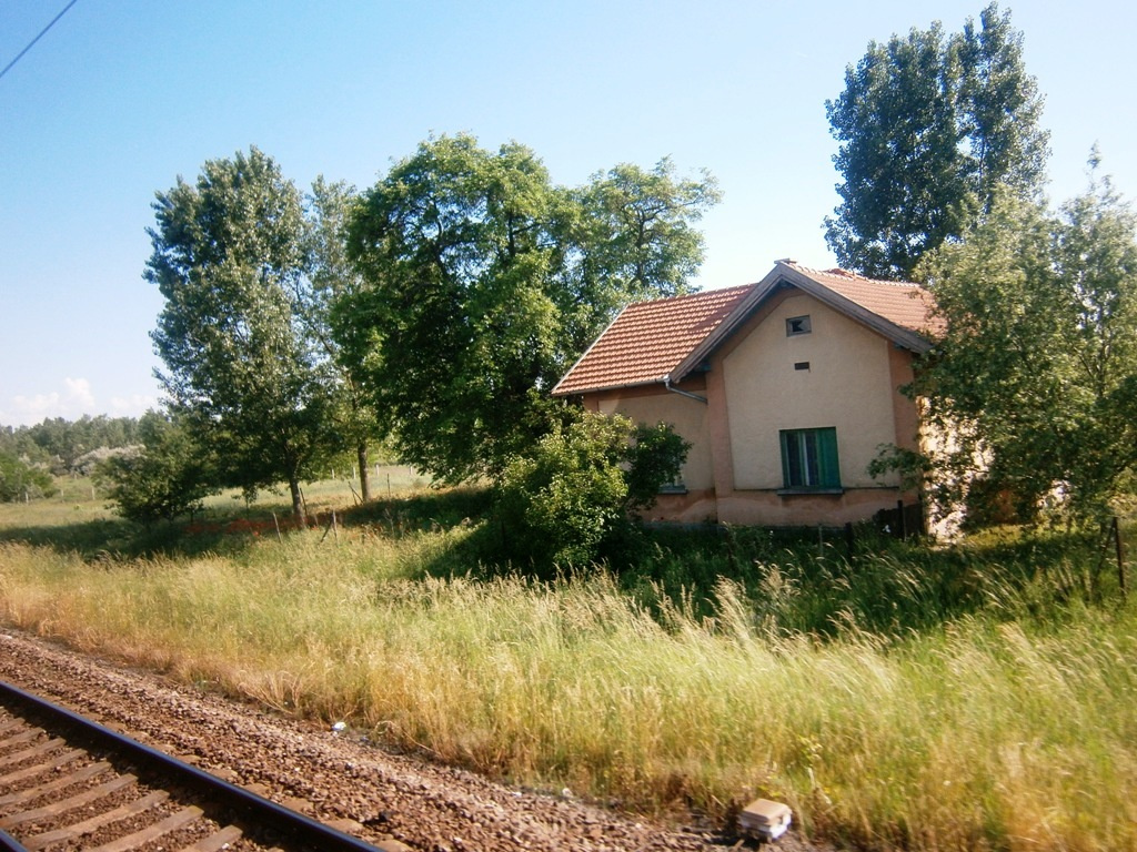 Házikó a vasút mellett