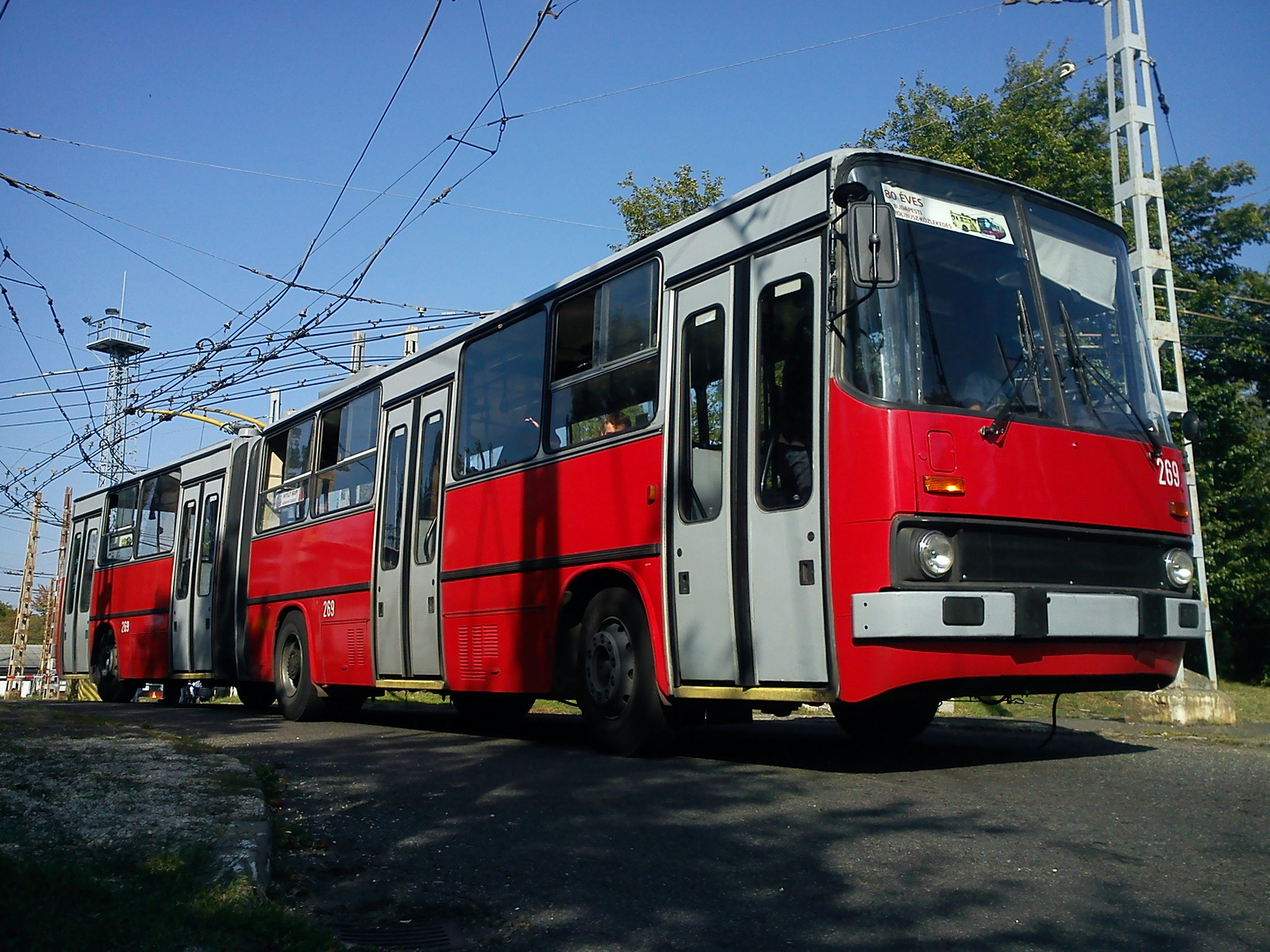 269-es Ikarus 280.94-es befordul