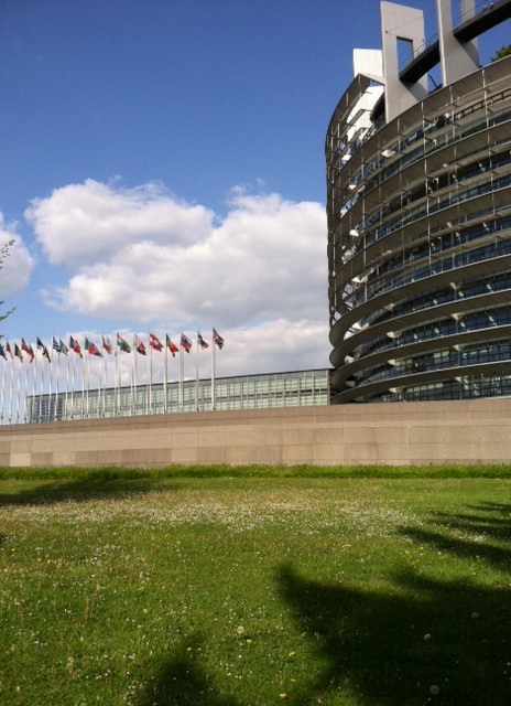 Parlament elotti olasz es spanyol tuntetok