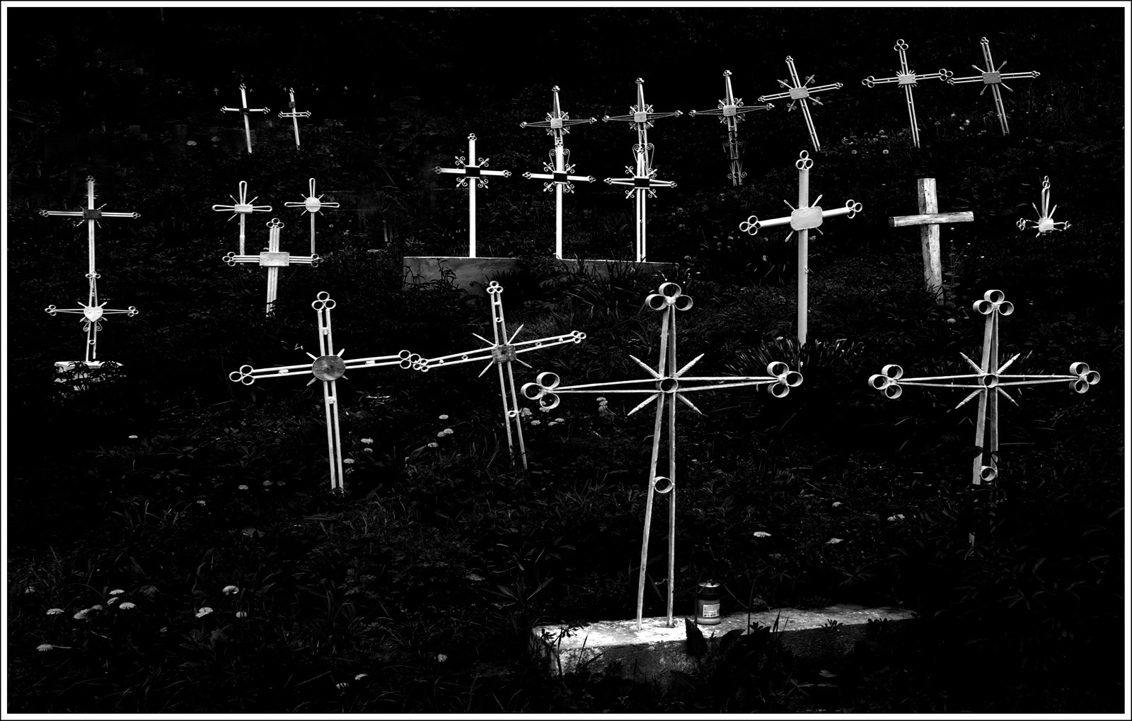 A pusztinai temető, Süli István, 2009, A fény és árnyék kettőssé