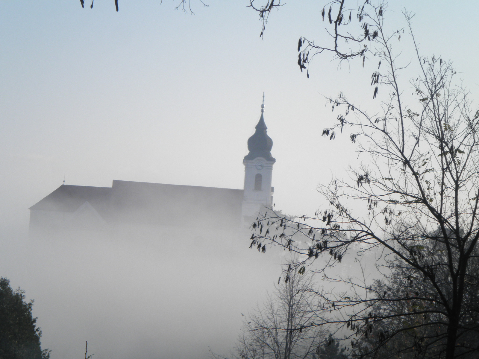 Ködbe vesző apátsági templom