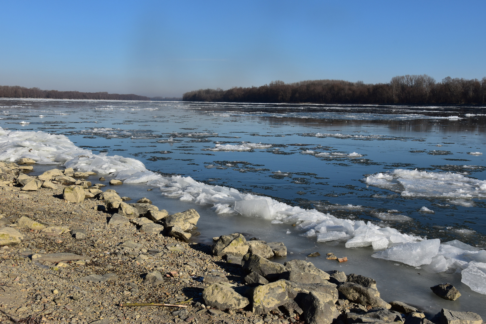 A jeges Duna partján