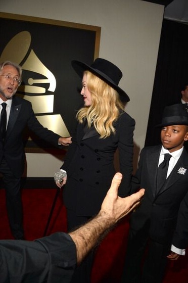 madonna grammys red carpet (55)