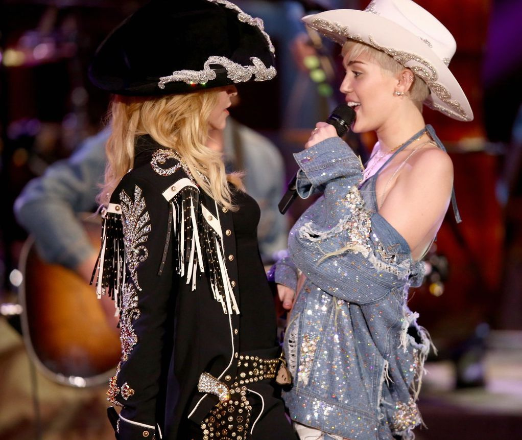 20140130-video-pictures-madonna-miley-cyrus-unplugged-duet-04