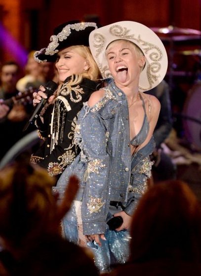 20140130-video-pictures-madonna-miley-cyrus-unplugged-duet-08