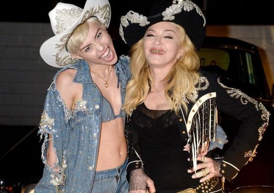 20140130-video-pictures-madonna-miley-cyrus-unplugged-duet-12