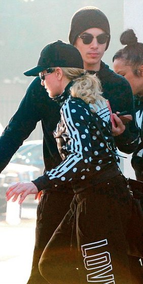 madonna-after-workout-timor-steffens-los-angeles-140129 (4)