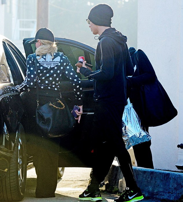 madonna-after-workout-timor-steffens-los-angeles-140129 (6)