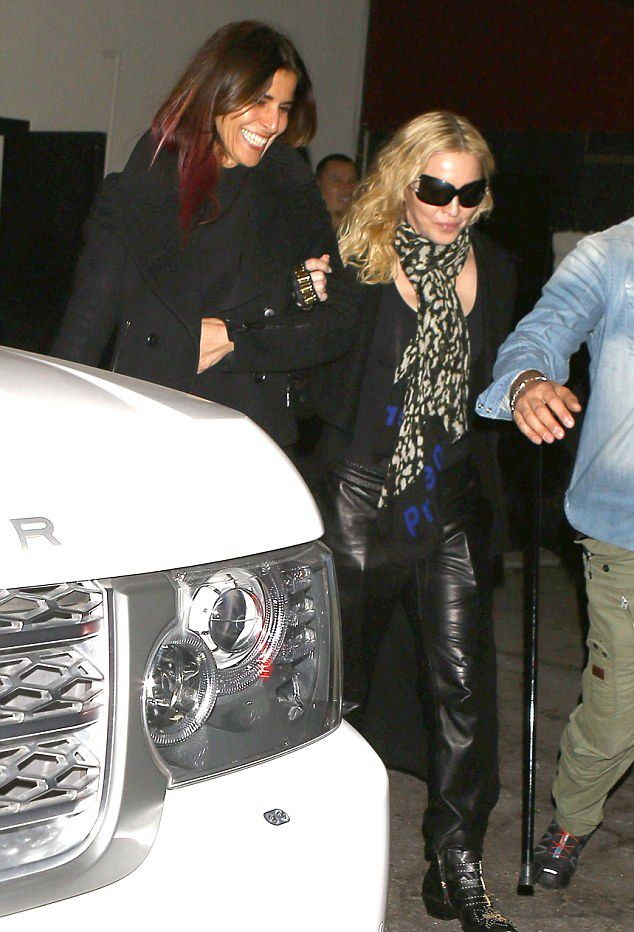 madonna-out-and-about-los-angeles-restaurant-140129 (1)