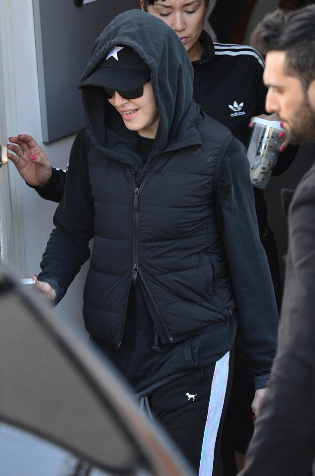 20140305-pictures-madonna-out-and-about-los-angeles-04
