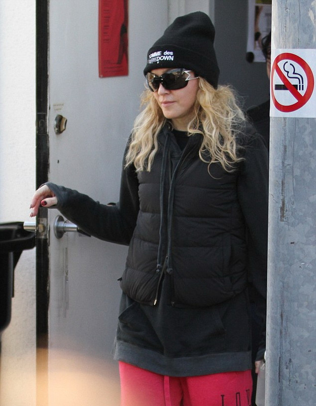 20140307-pictures-madonna-out-and-about-los-angeles-04