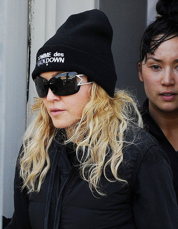 20140307-pictures-madonna-out-and-about-los-angeles-07