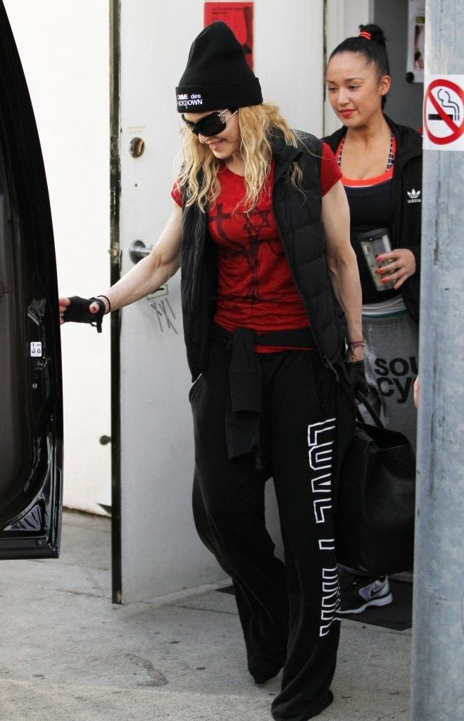 20140308-pictures-madonna-out-and-about-los-angeles-01