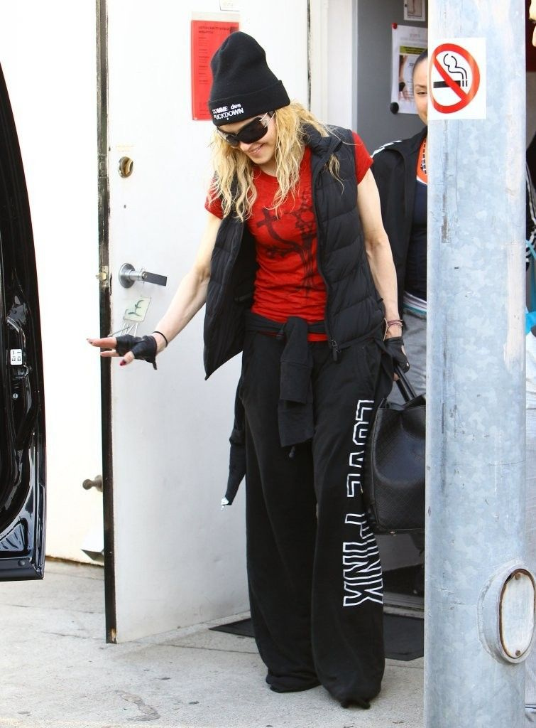 20140308-pictures-madonna-out-and-about-los-angeles-03