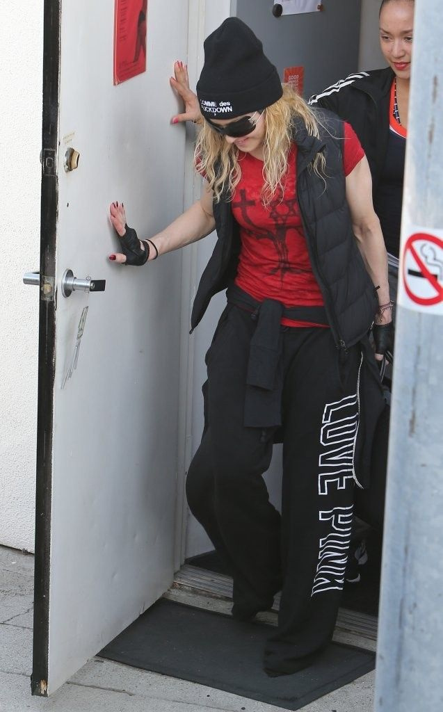 20140308-pictures-madonna-out-and-about-los-angeles-05