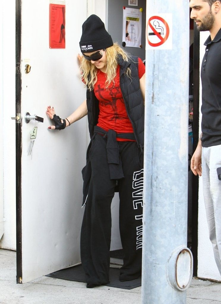 20140308-pictures-madonna-out-and-about-los-angeles-18
