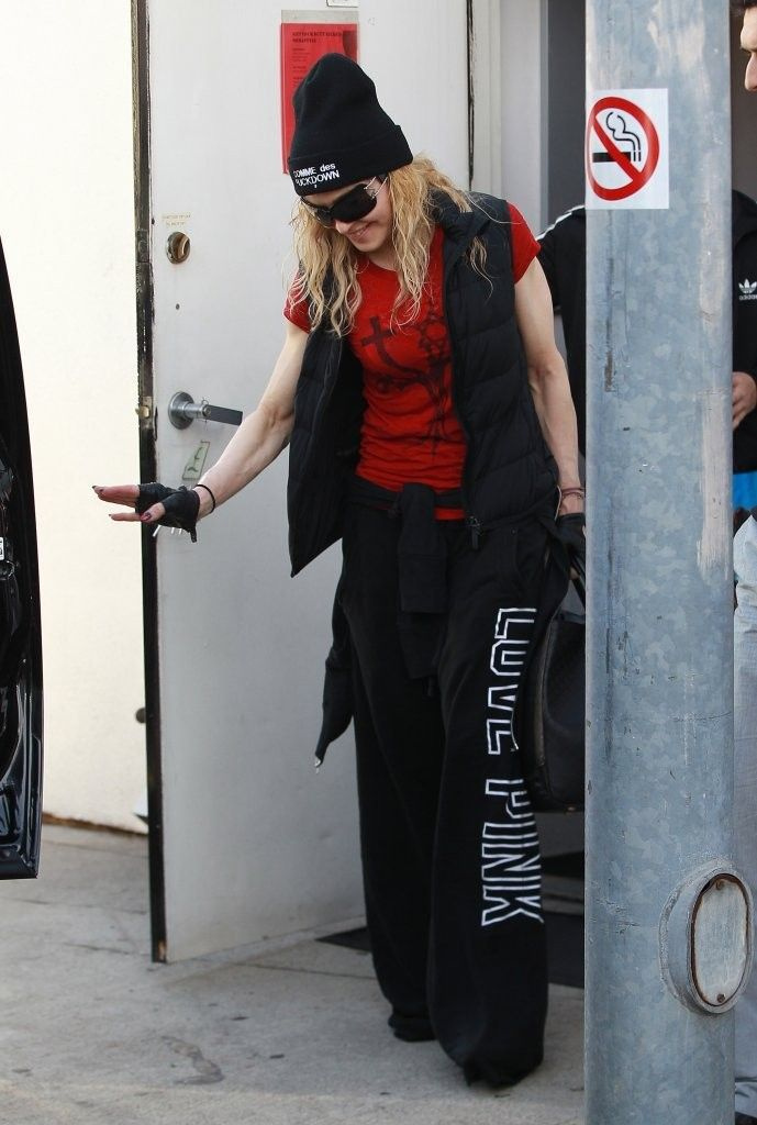 20140308-pictures-madonna-out-and-about-los-angeles-21