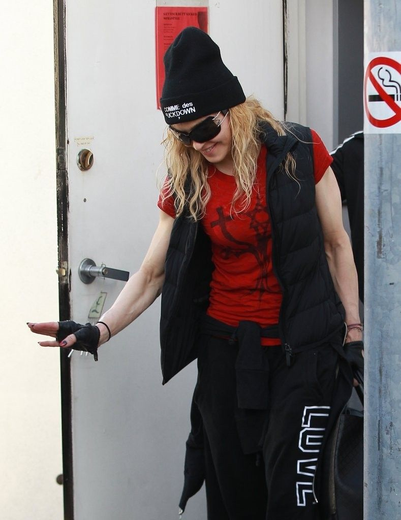 20140308-pictures-madonna-out-and-about-los-angeles-24