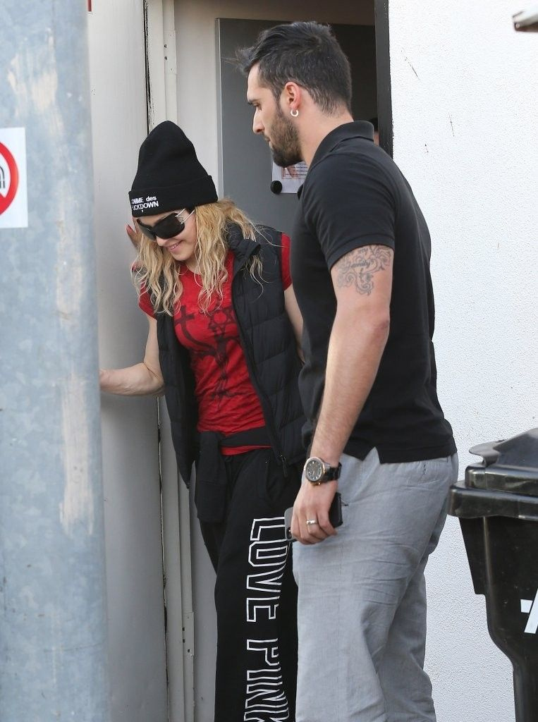 20140308-pictures-madonna-out-and-about-los-angeles-29