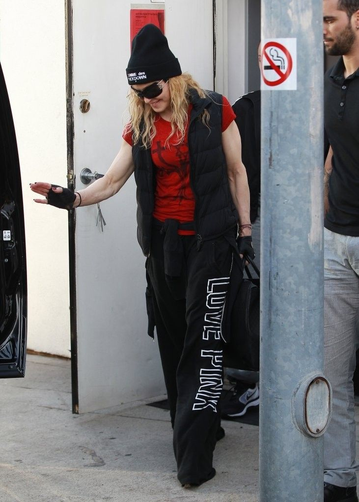 20140308-pictures-madonna-out-and-about-los-angeles-34
