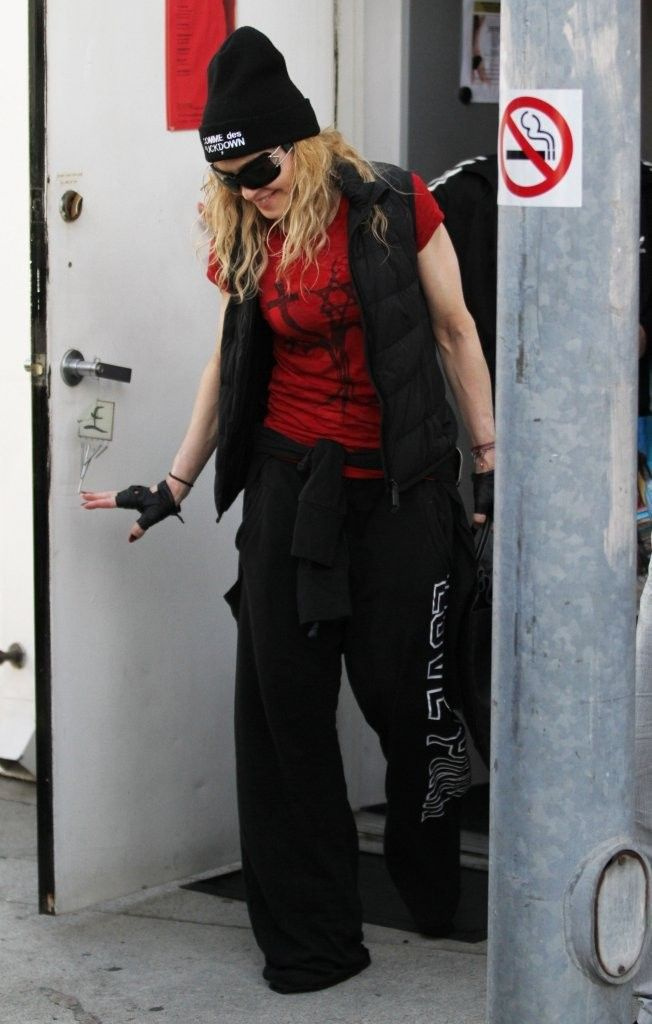 20140308-pictures-madonna-out-and-about-los-angeles-38