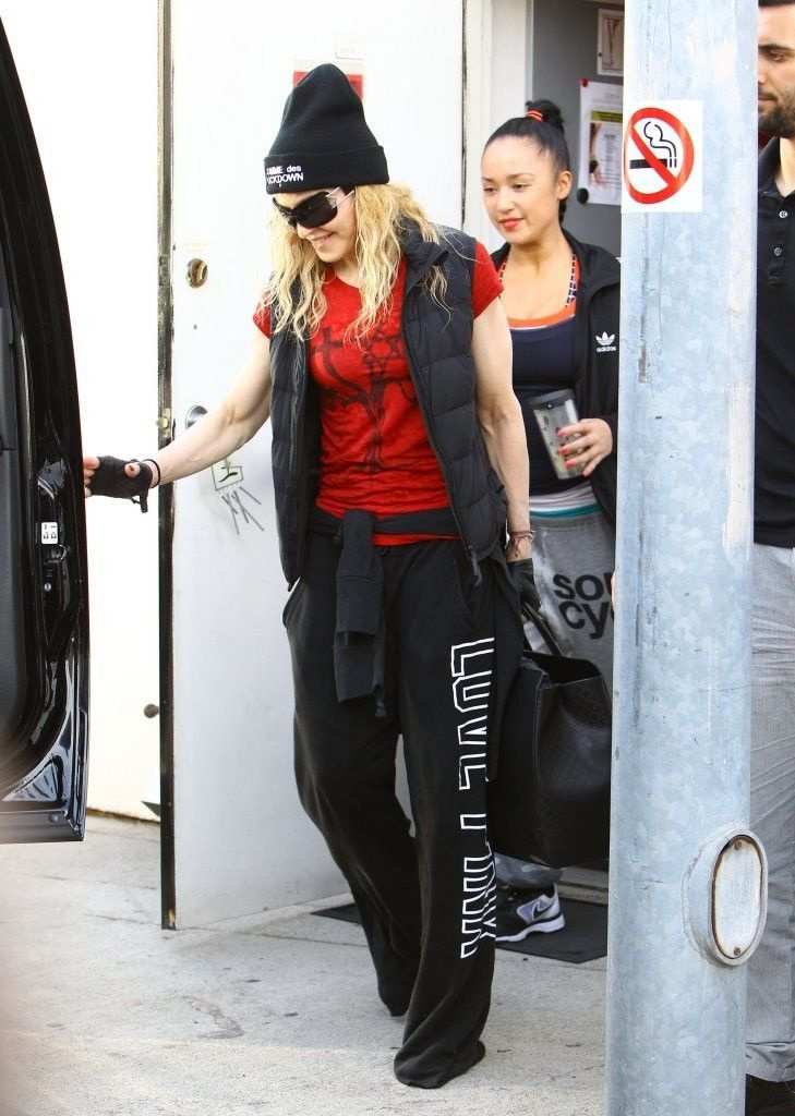 20140308-pictures-madonna-out-and-about-los-angeles-39