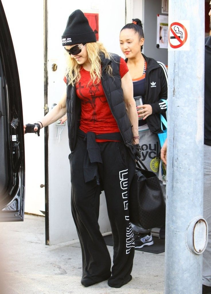 20140308-pictures-madonna-out-and-about-los-angeles-40