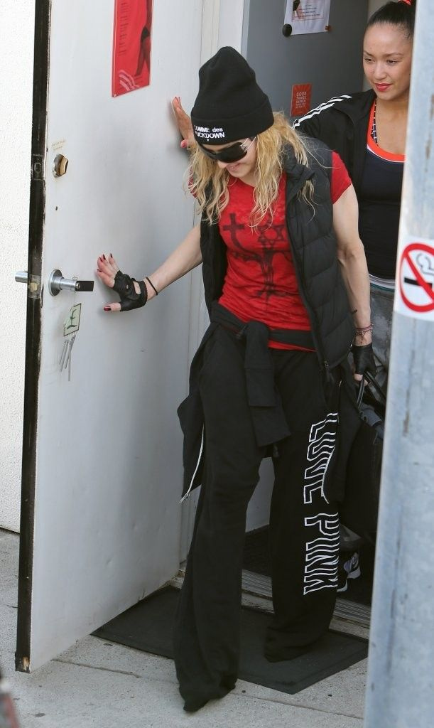 20140308-pictures-madonna-out-and-about-los-angeles-44