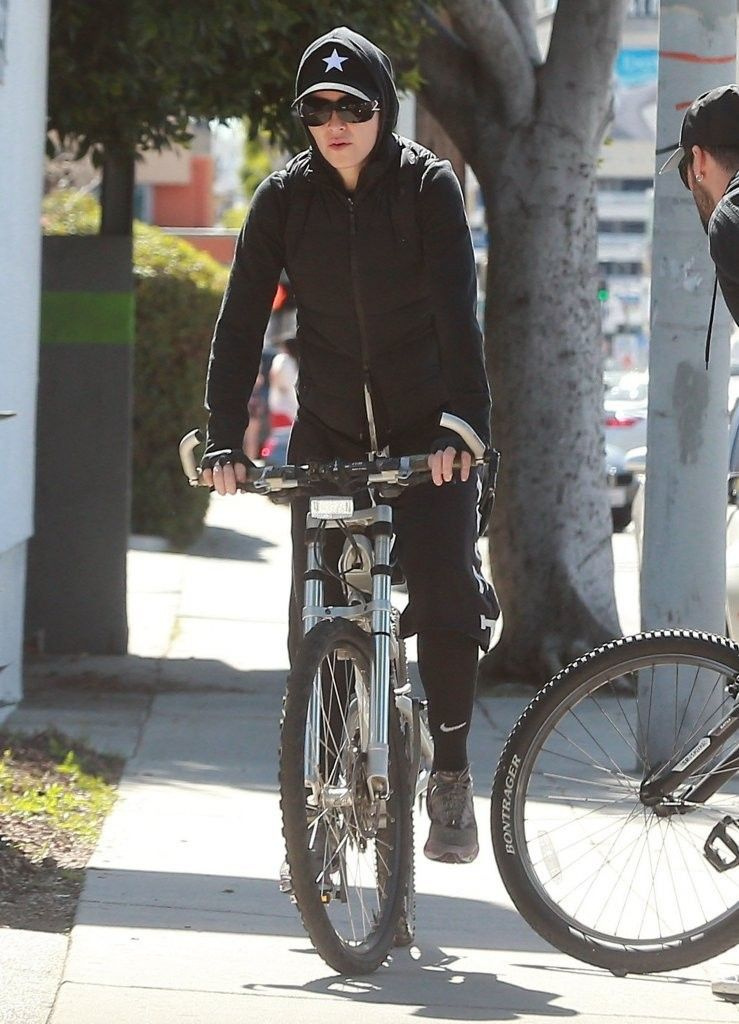20140310-pictures-madonna-out-and-about-los-angeles-05