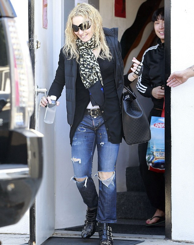 20140311-pictures-madonna-out-and-about-los-angeles-01