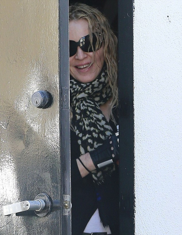 20140311-pictures-madonna-out-and-about-los-angeles-04