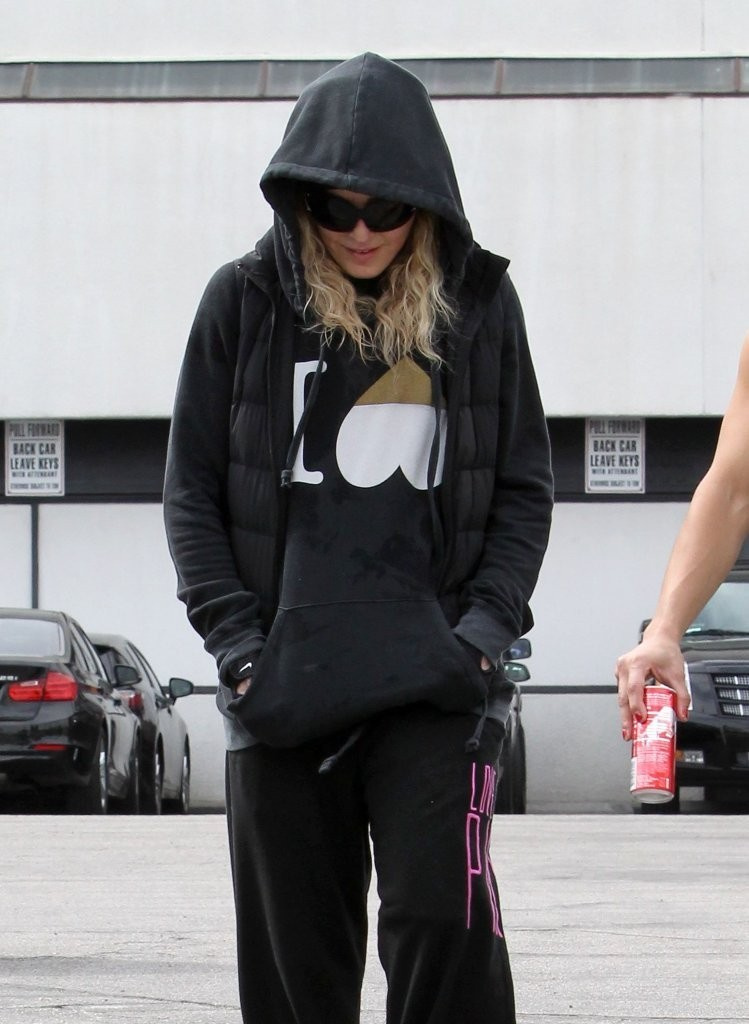 20140312-pictures-madonna-out-and-about-los-angeles-09