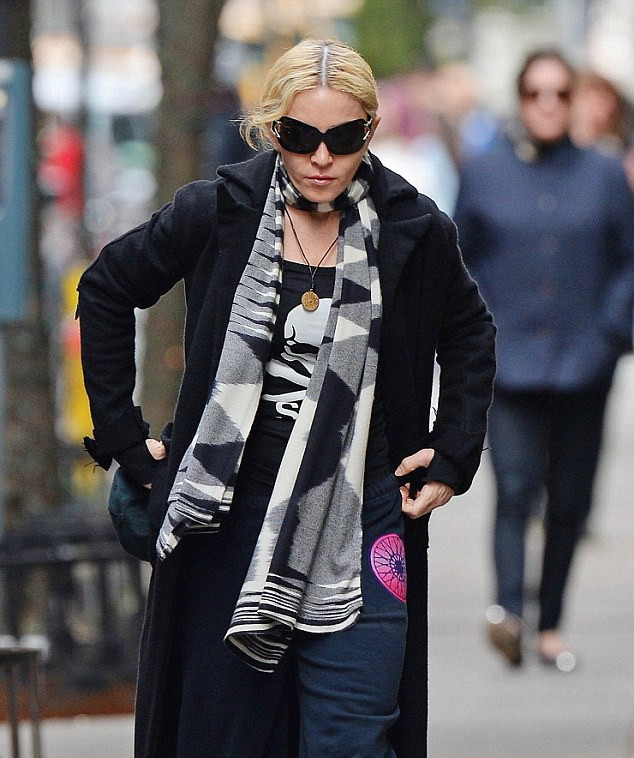 20140323-pictures-madonna-out-and-about-new-york-04