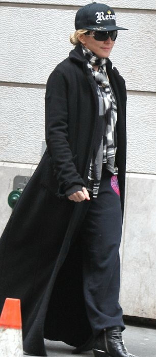 20140325-pictures-madonna-out-and-about-new-york-01