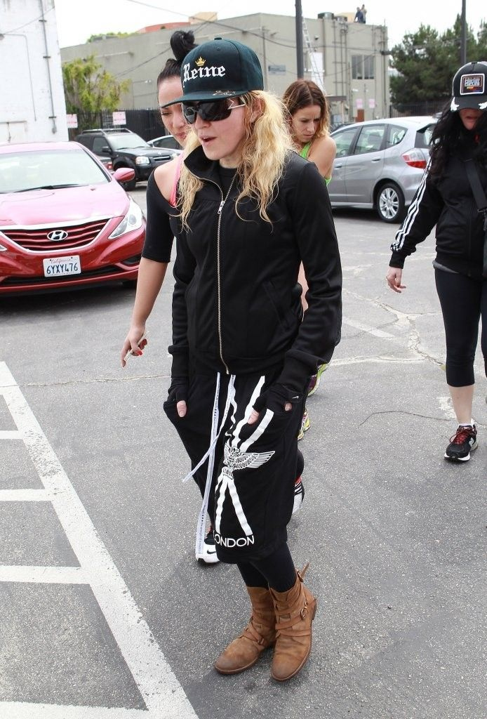 20140418-pictures-madonna-out-and-about-los-angeles-04