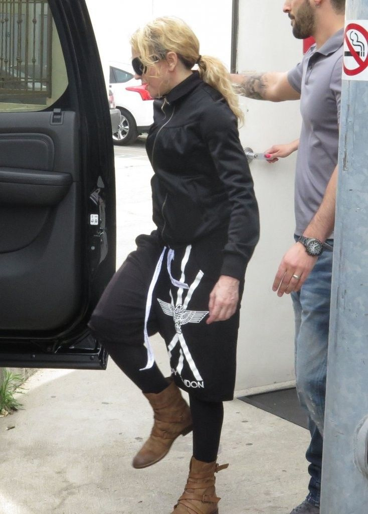 20140418-pictures-madonna-out-and-about-los-angeles-21