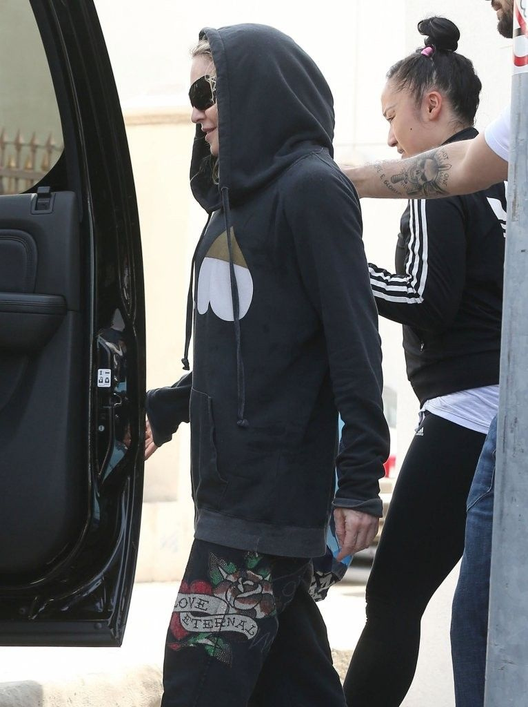 20140419-pictures-madonna-out-and-about-los-angeles-03