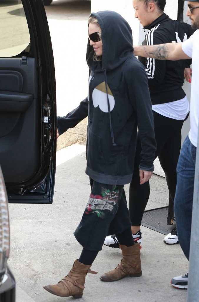 20140419-pictures-madonna-out-and-about-los-angeles-05