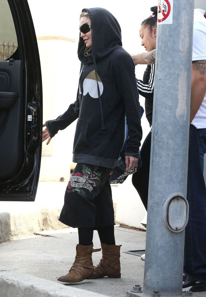 20140419-pictures-madonna-out-and-about-los-angeles-15