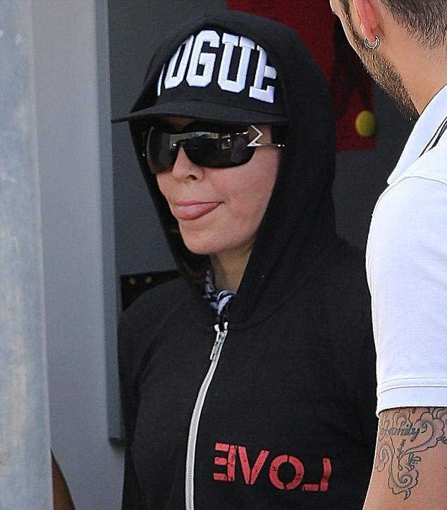 20140422-pictures-madonna-out-and-about-los-angeles-04