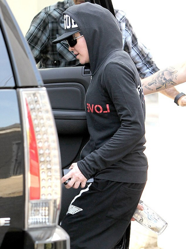 20140422-pictures-madonna-out-and-about-los-angeles-07