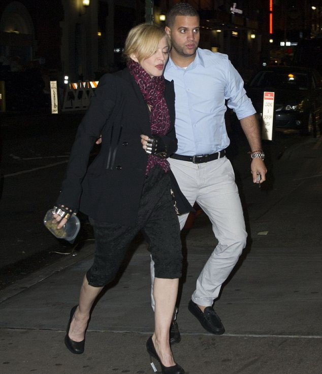 20140531-pictures-madonna-out-and-about-new-york-01