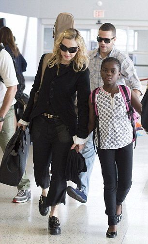 20140629-pictures-madonna-new-york-jfk-airport-04