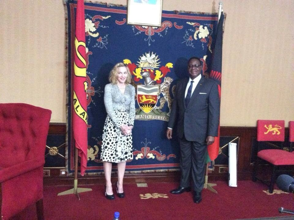 20141128-pictures-madonna-malawi-president-peter-mutharika-07