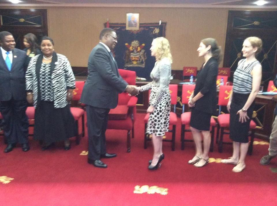 20141128-pictures-madonna-malawi-president-peter-mutharika-09