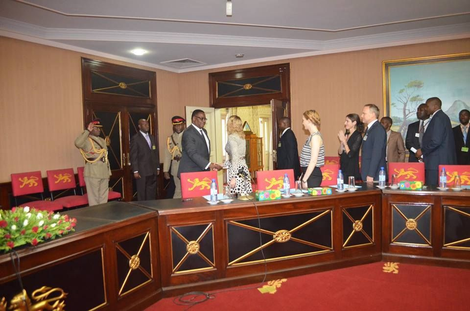 20141128-pictures-madonna-malawi-president-peter-mutharika-10